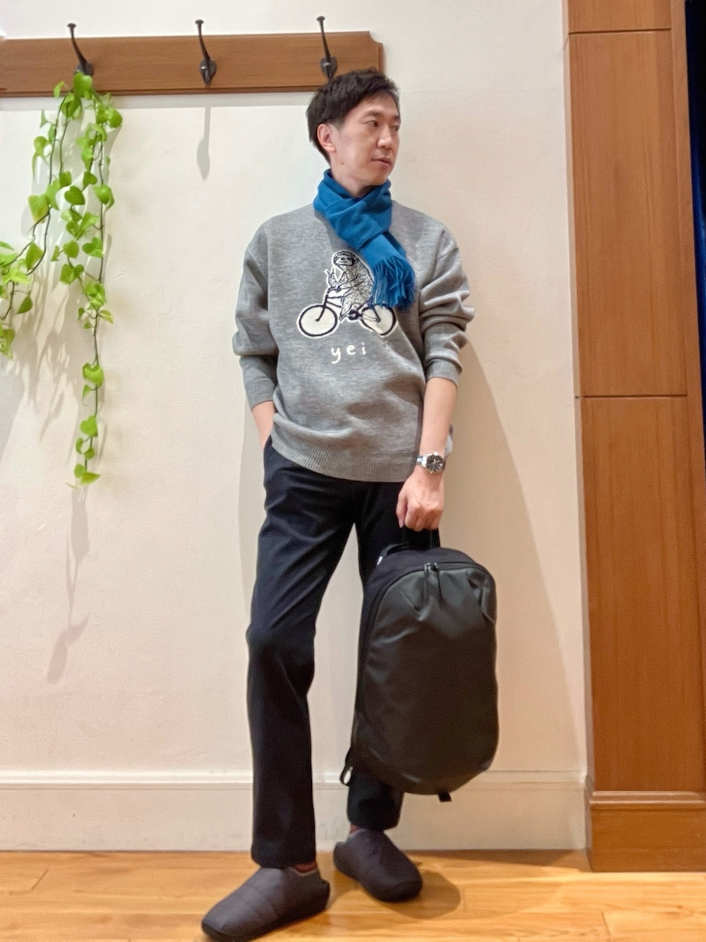 ブルー系のその他パンツ、グレー系のニット/セーター、グレー系のバックパック/リュックを着用したメンズの冬コーディネートの8枚目の写真