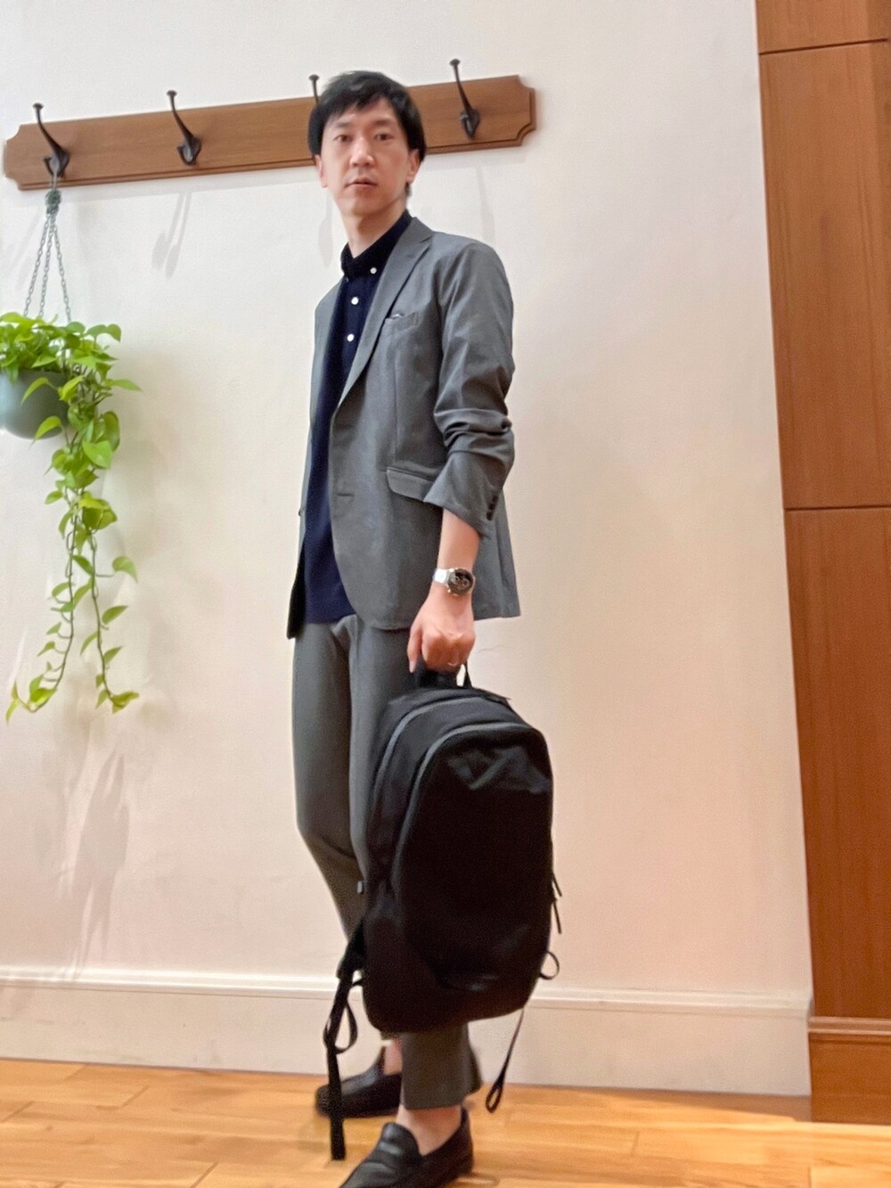 グレー系のテーラードジャケット、ブルー系のポロシャツ、ブラック系のバックパック/リュックを着用したメンズの春コーディネートの8枚目の写真