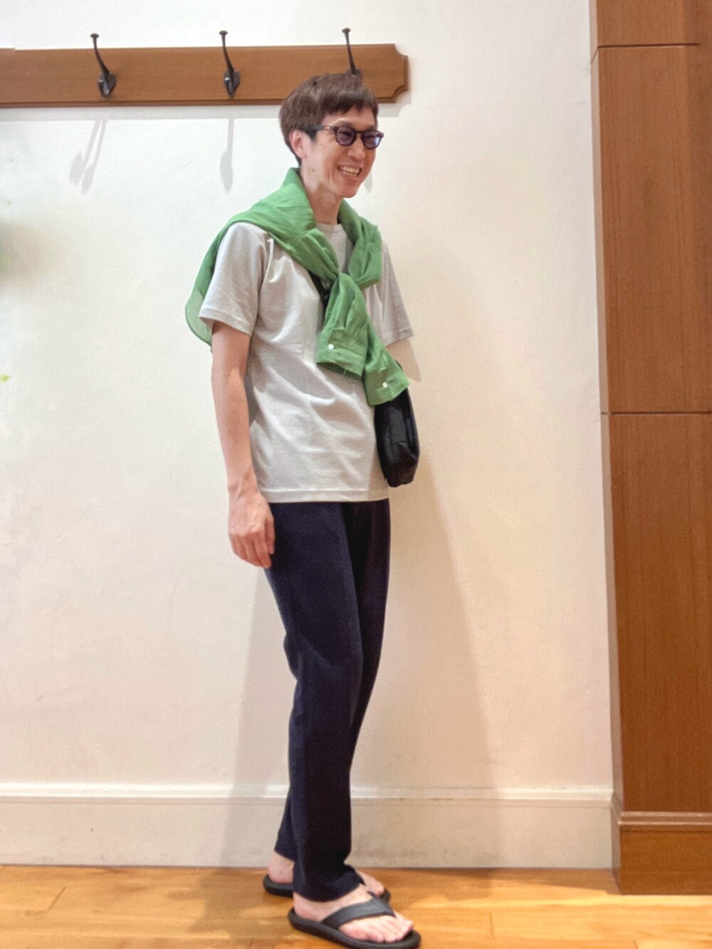 ホワイト系のTシャツ/カットソー、ブラック系のショルダーバッグ、ブルー系のその他パンツを着用したメンズの夏コーディネートの6枚目の写真