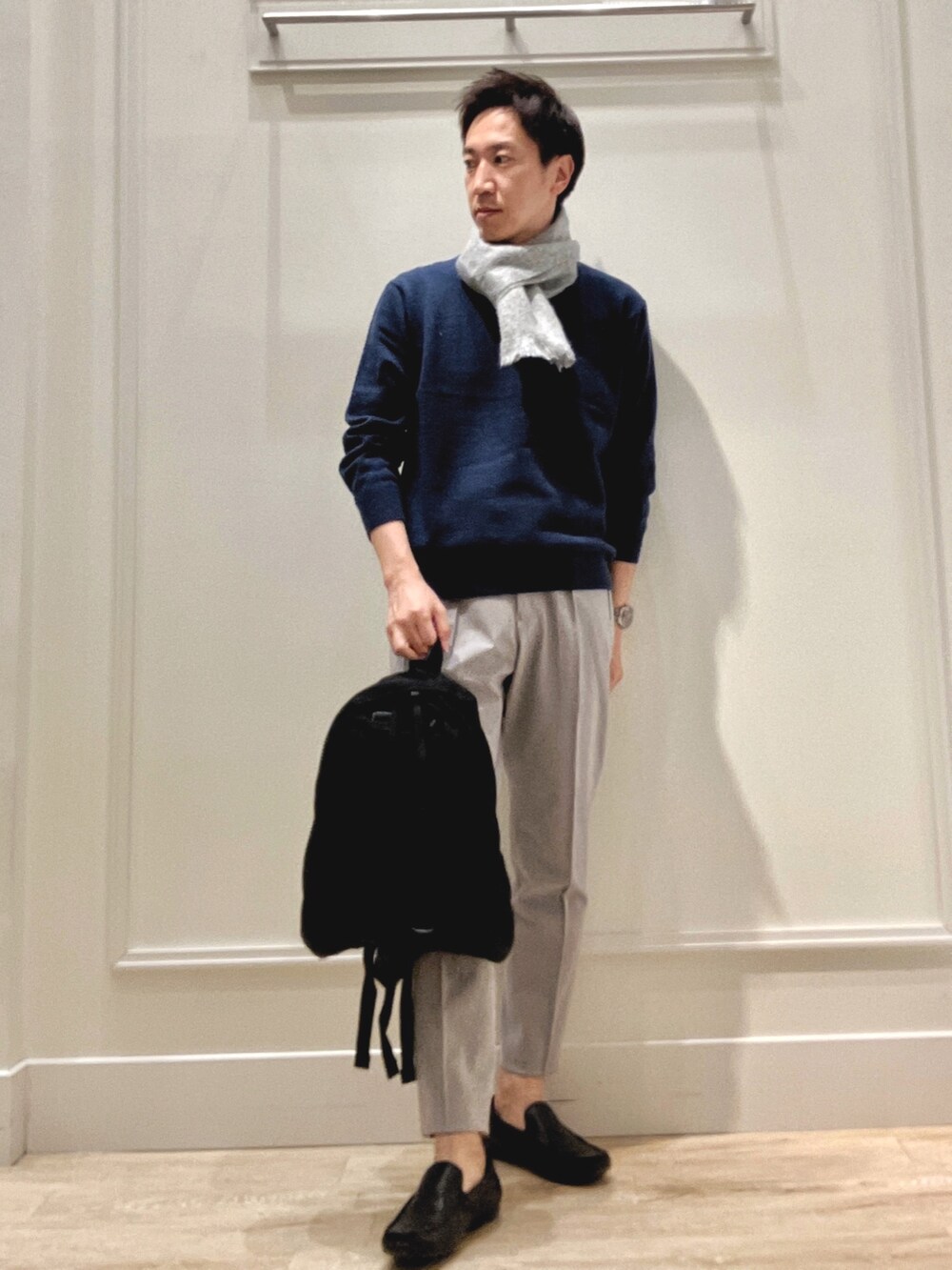 グレー系のその他パンツ、ブルー系のダウンジャケット/コート、ブラック系のバックパック/リュックを着用したメンズの冬コーディネートの7枚目の写真