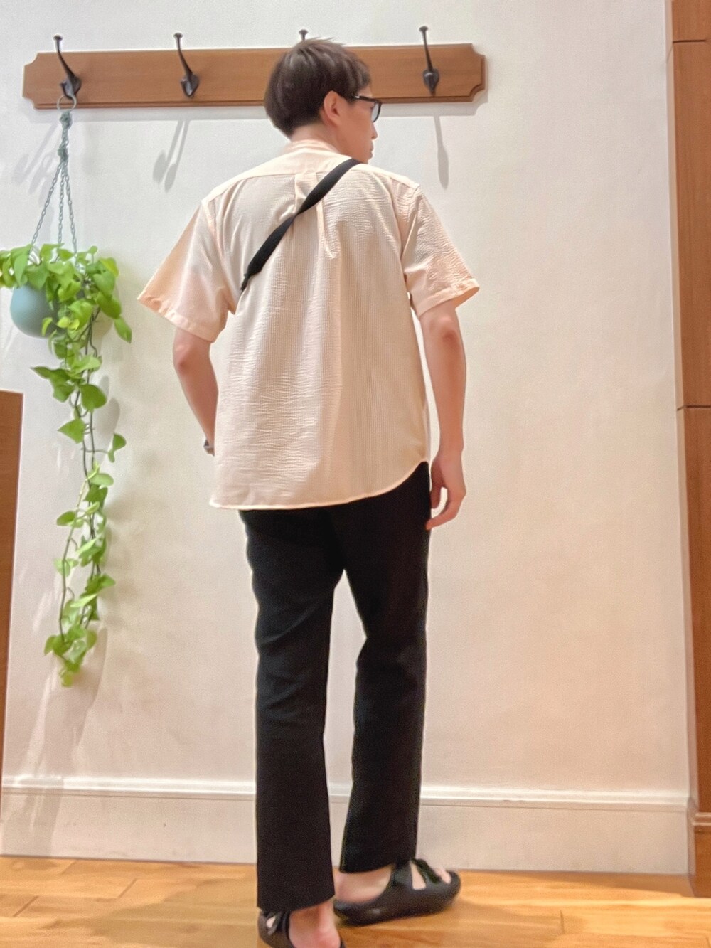 オレンジ系のシャツ/ブラウス、ホワイト系のショルダーバッグ、ブラック系のその他パンツを着用したメンズの夏コーディネートの4枚目の写真