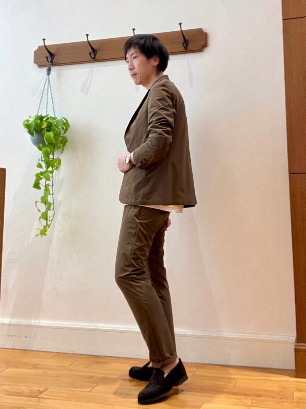 ブラウン系のローファー、ブラウン系のテーラードジャケット、イエロー系のニット/セーターを着用したメンズの冬コーディネートの4枚目の写真