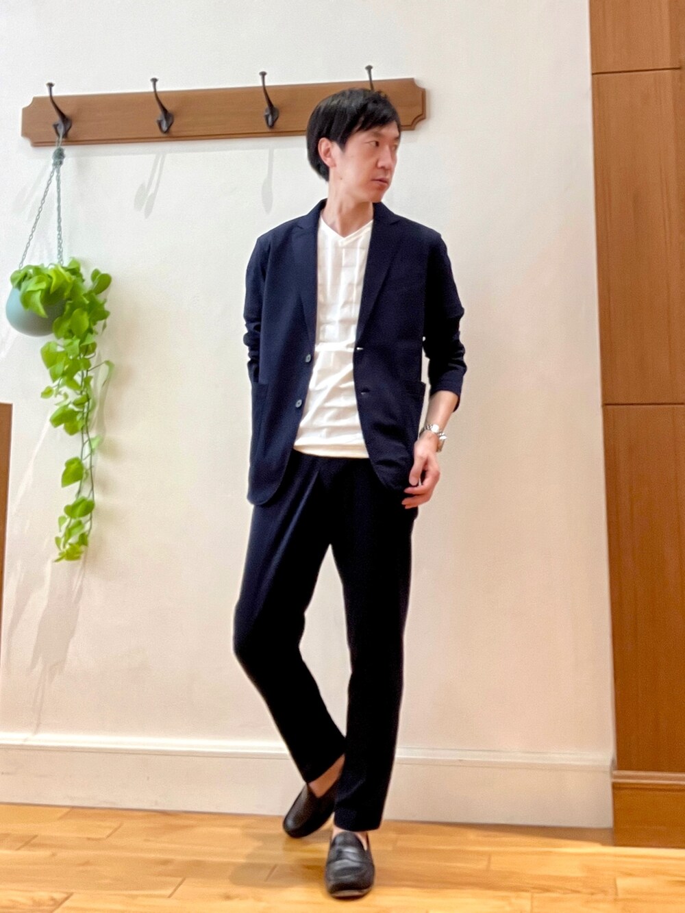 ブルー系のテーラードジャケット、ブルー系のその他パンツ、ホワイト系のTシャツ/カットソーを着用したメンズの春コーディネートの2枚目の写真