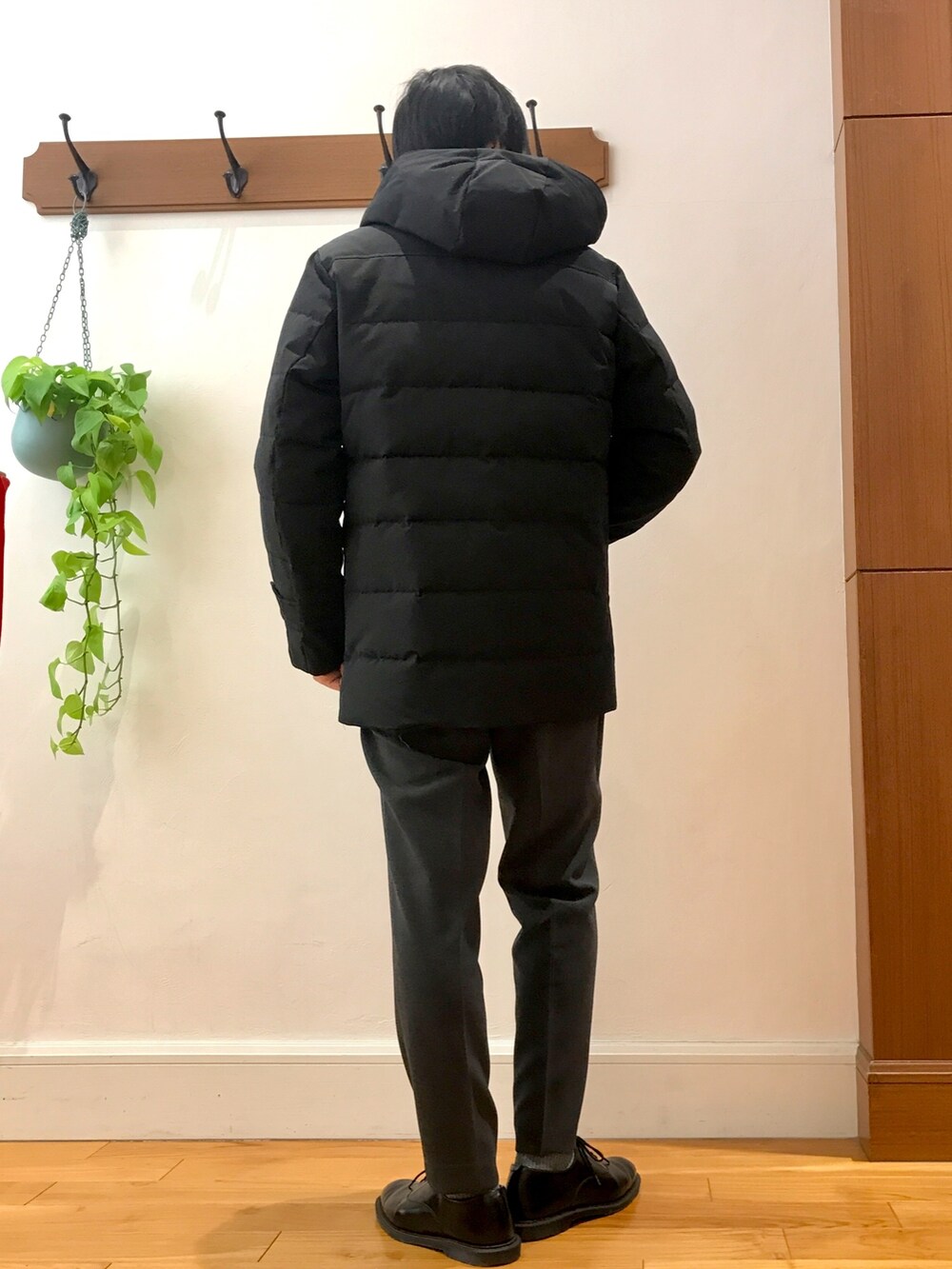 ブラック系のダウンジャケット/コート、ホワイト系のニット/セーターを着用したメンズの冬コーディネートの6枚目の写真