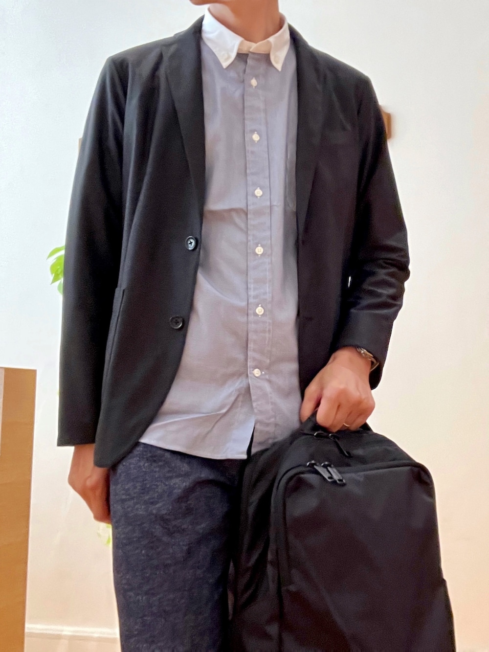 ブラック系のバックパック/リュック、グレー系のテーラードジャケット、ブルー系のシャツ/ブラウスを着用したメンズの夏コーディネートの7枚目の写真