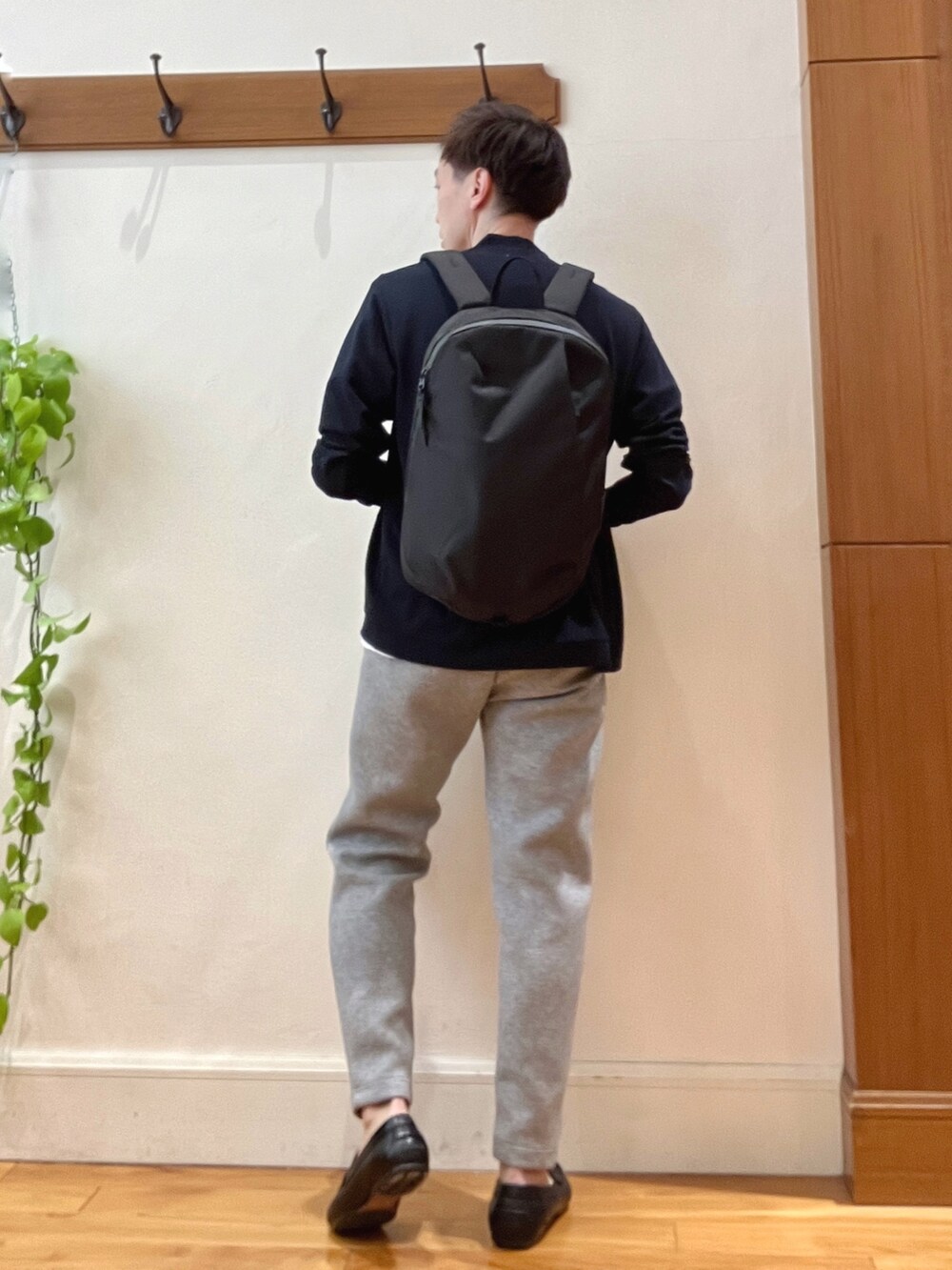 ホワイト系のTシャツ/カットソー、グレー系のその他パンツ、ブラック系のバックパック/リュックを着用したメンズの春コーディネートの4枚目の写真