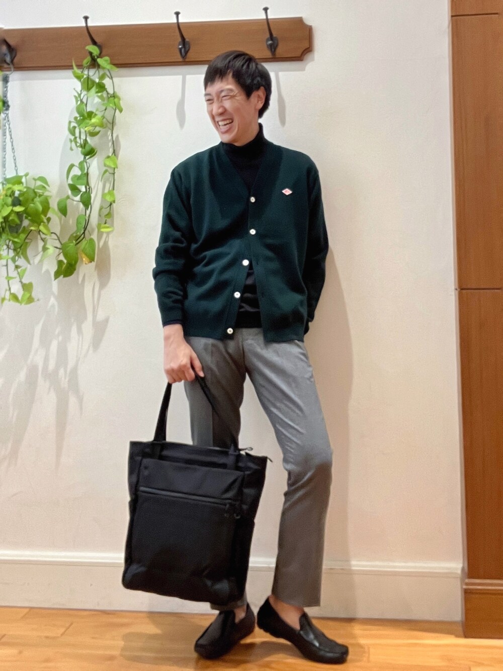 ブラック系のトートバッグ、グレー系のその他パンツ、ブラック系のTシャツ/カットソーを着用したメンズの秋コーディネートの2枚目の写真