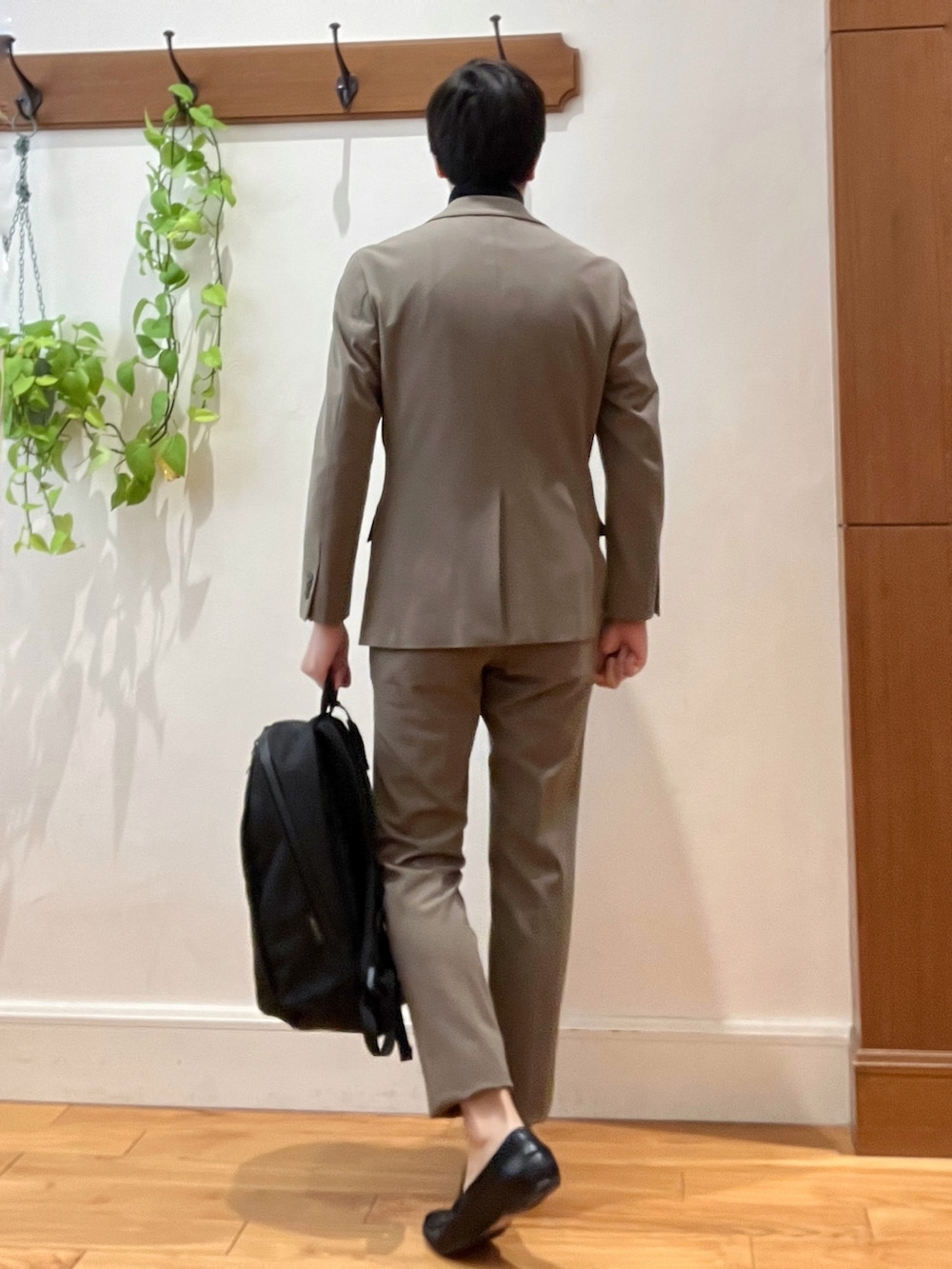 ブラウン系のその他パンツ、ブラウン系のテーラードジャケット、ブラック系のTシャツ/カットソーを着用したメンズの秋コーディネートの5枚目の写真