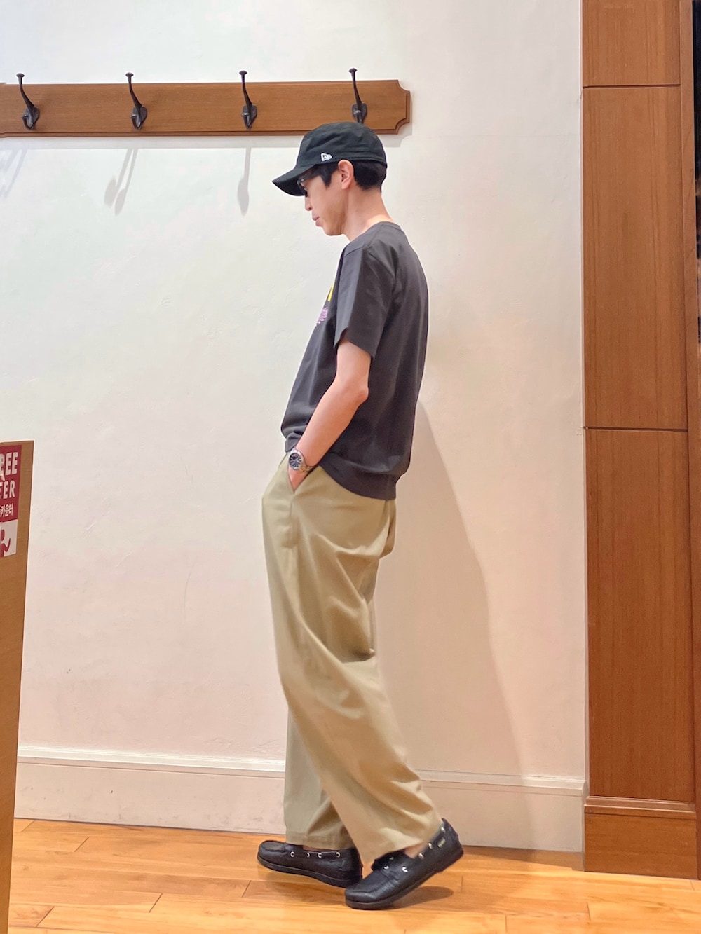 グレー系のTシャツ/カットソー、ブラック系のモカシン/デッキシューズ、ブラック系のサングラスを着用したメンズの春コーディネートの3枚目の写真
