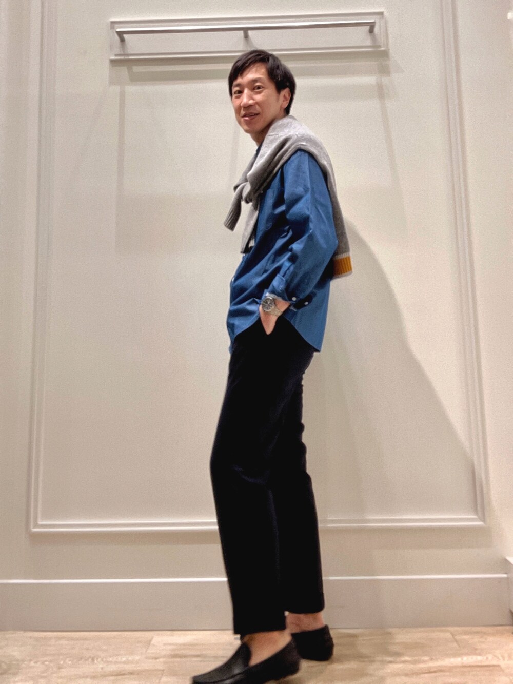 グレー系のカーディガン/ボレロ、ブルー系のシャツ/ブラウスを着用したメンズの秋コーディネートの2枚目の写真