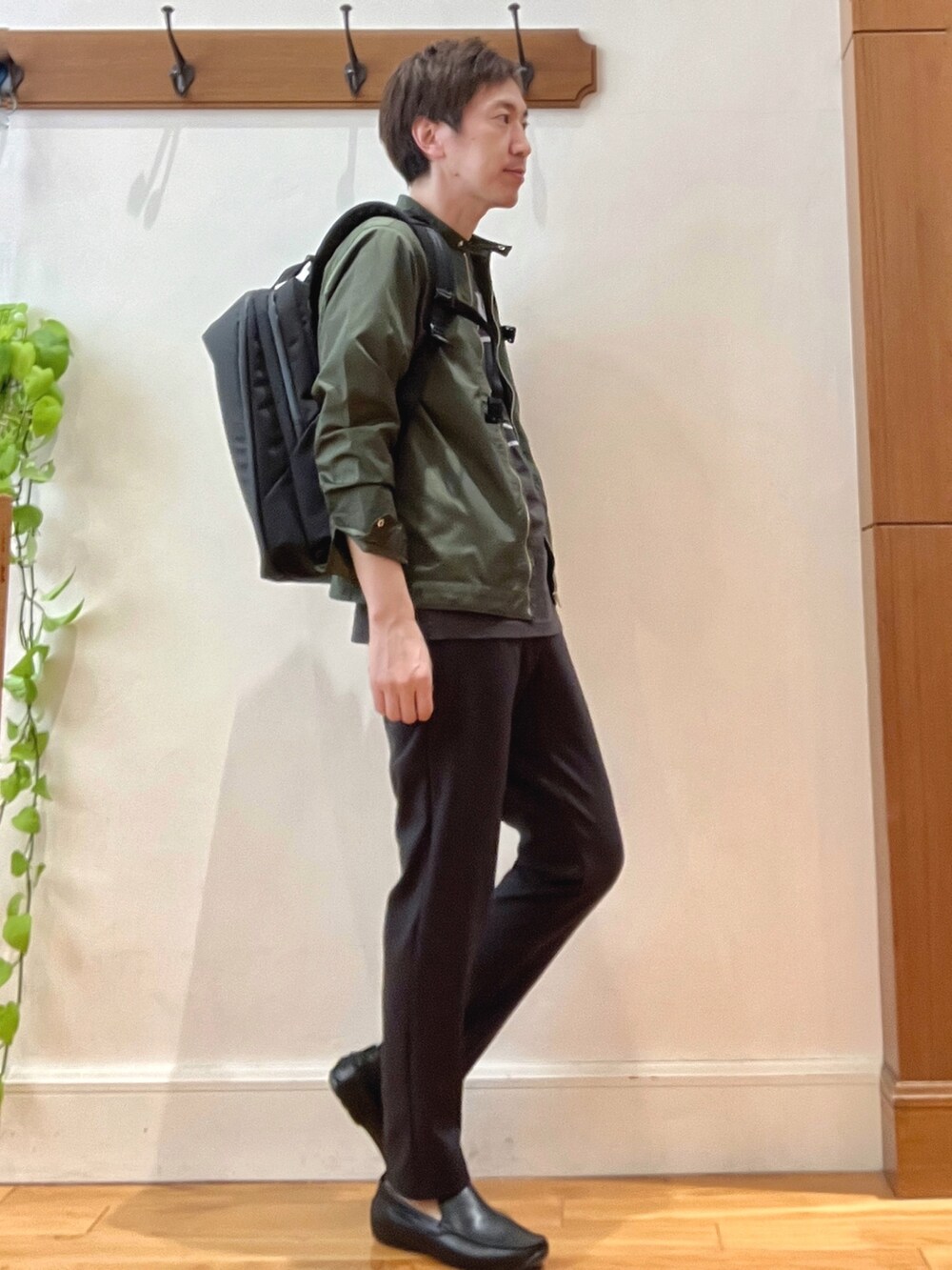 グリーン系のシャツ/ブラウス、ブラック系のTシャツ/カットソー、グレー系のその他パンツを着用したメンズの春コーディネートの6枚目の写真