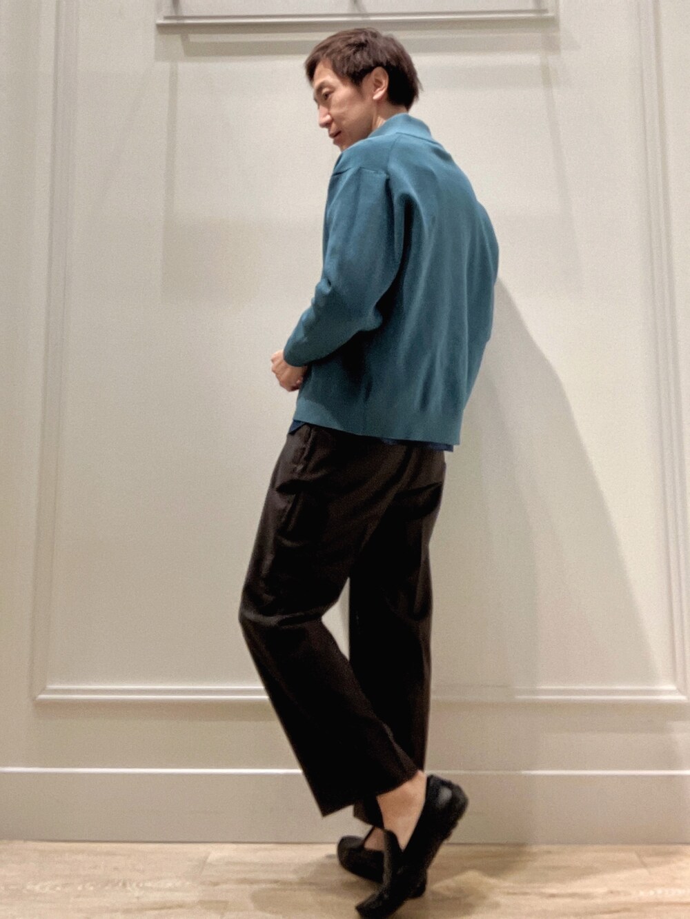 ブルー系のニット/セーター、ブルー系のシャツ/ブラウスを着用したメンズの冬コーディネートの4枚目の写真