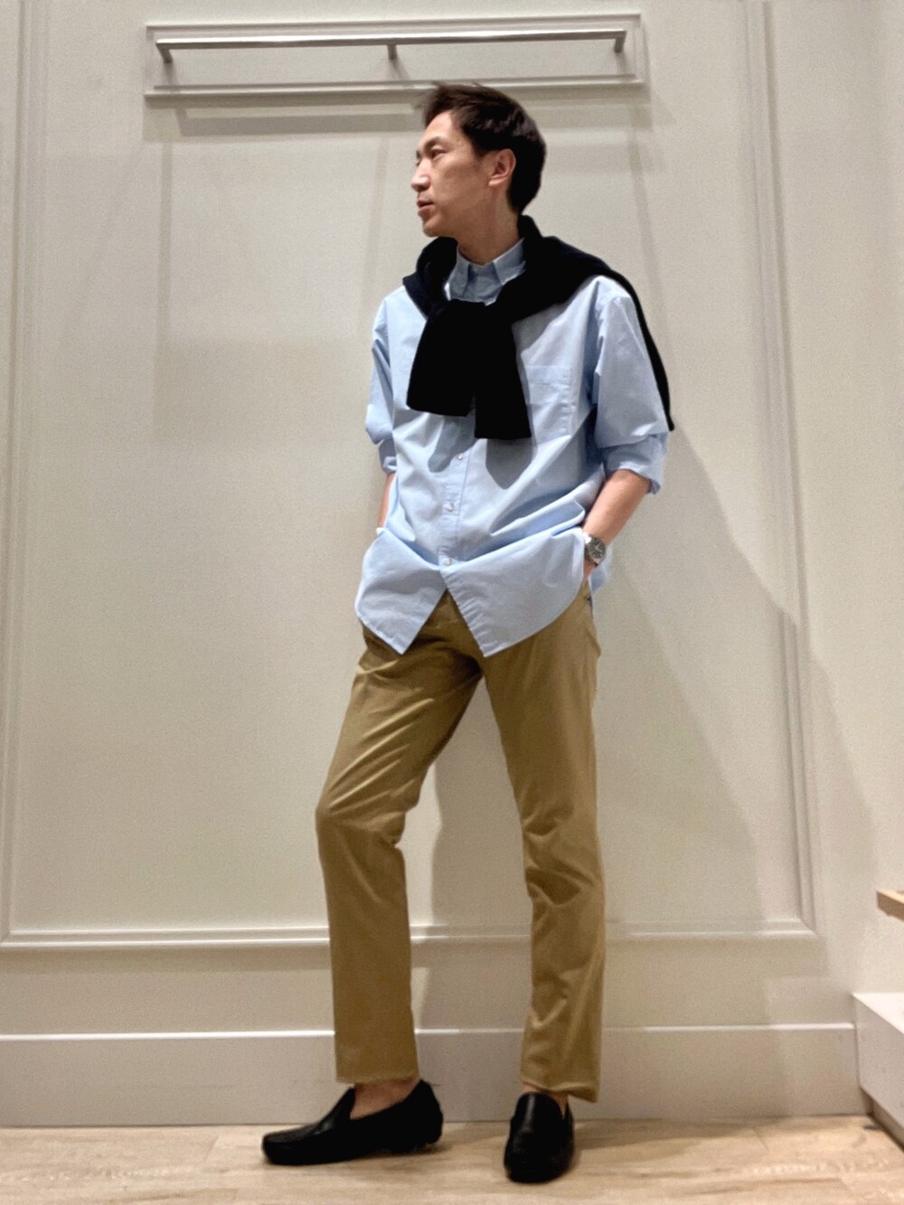 ベージュ系のチノパンツ、ブルー系のシャツ/ブラウス、ブルー系のカーディガン/ボレロを着用したメンズの冬コーディネートの3枚目の写真