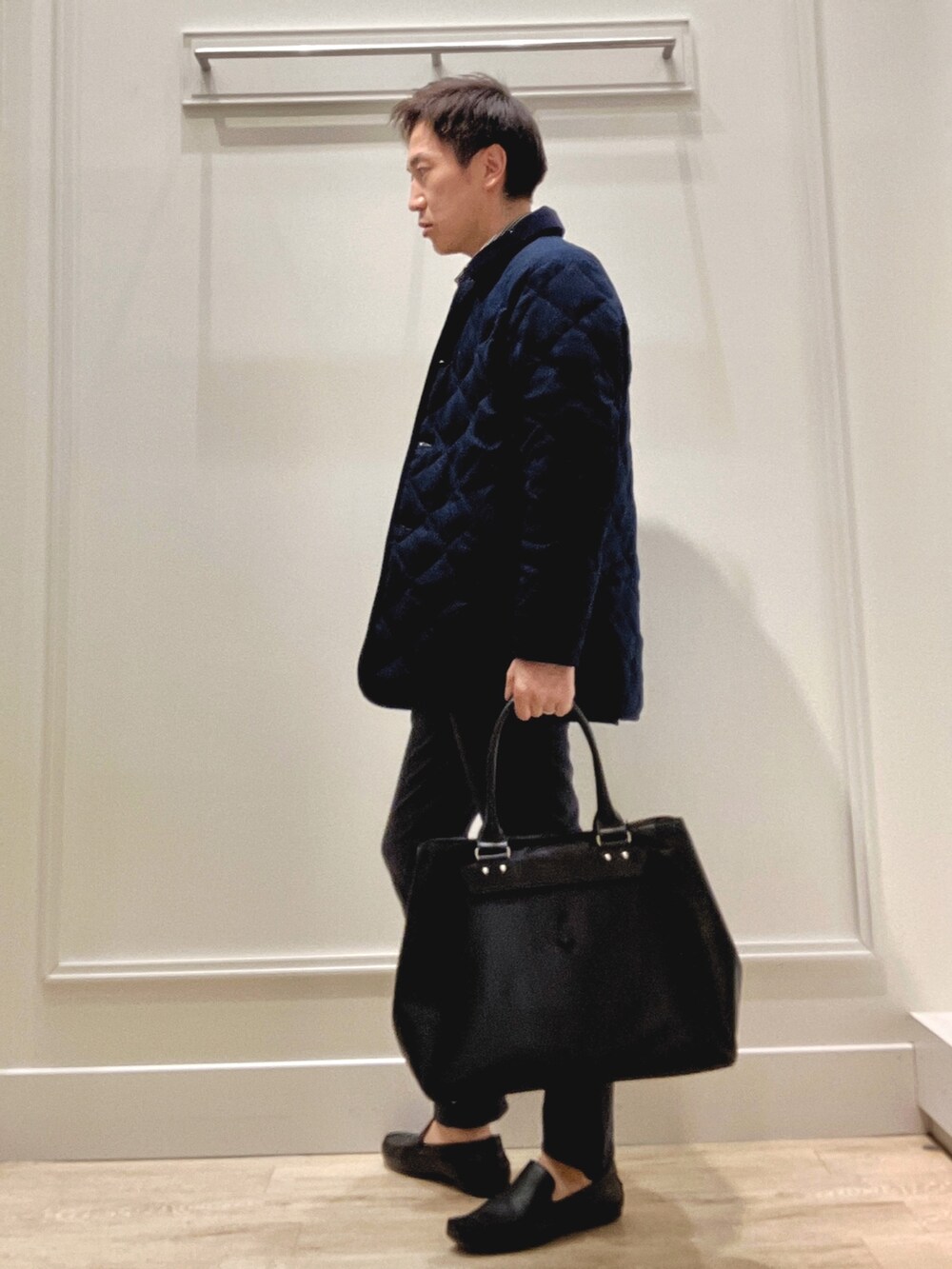 ブルー系のその他パンツ、ブラック系のトートバッグ、ブルー系のテーラードジャケットを着用したメンズの冬コーディネートの3枚目の写真