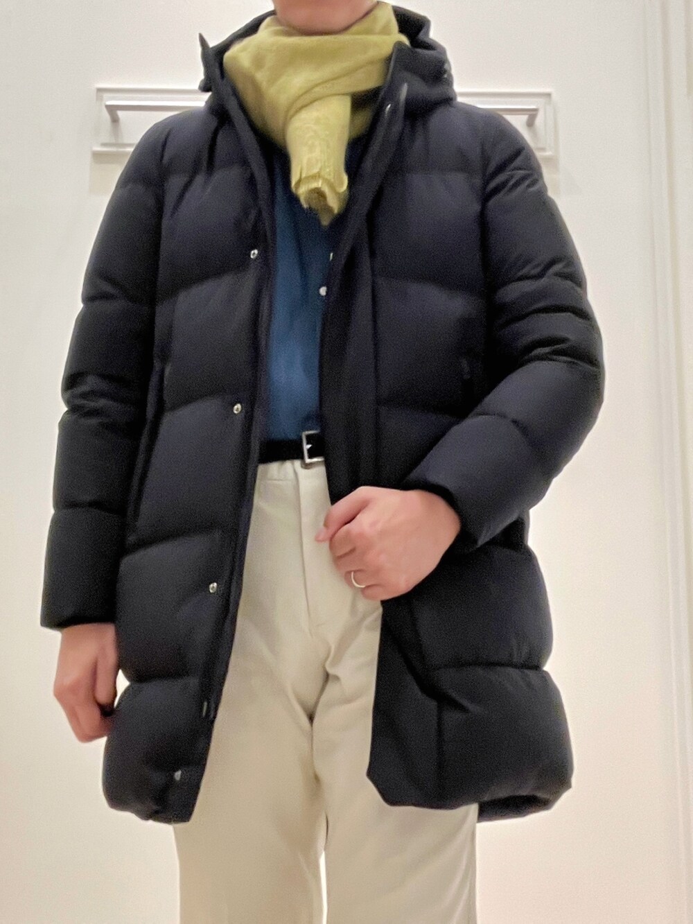 ブルー系のシャツ/ブラウス、ホワイト系のチノパンツ、ブラック系のダウンジャケット/コートを着用したメンズの秋コーディネートの8枚目の写真