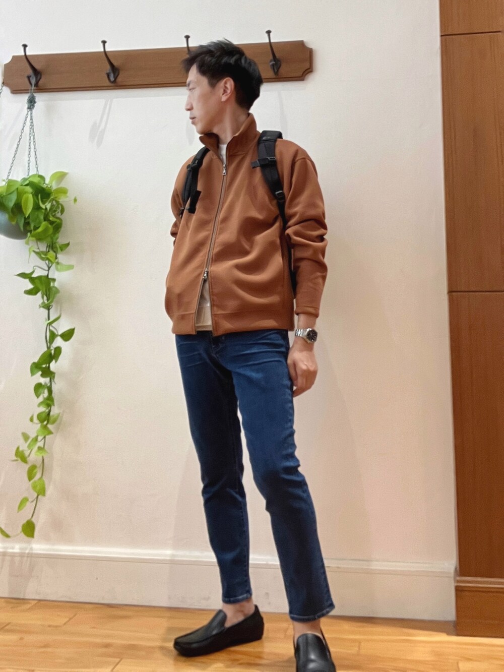 レッド系のカーディガン/ボレロ、ホワイト系のTシャツ/カットソー、ブラック系のバックパック/リュックを着用したメンズの秋コーディネートの7枚目の写真