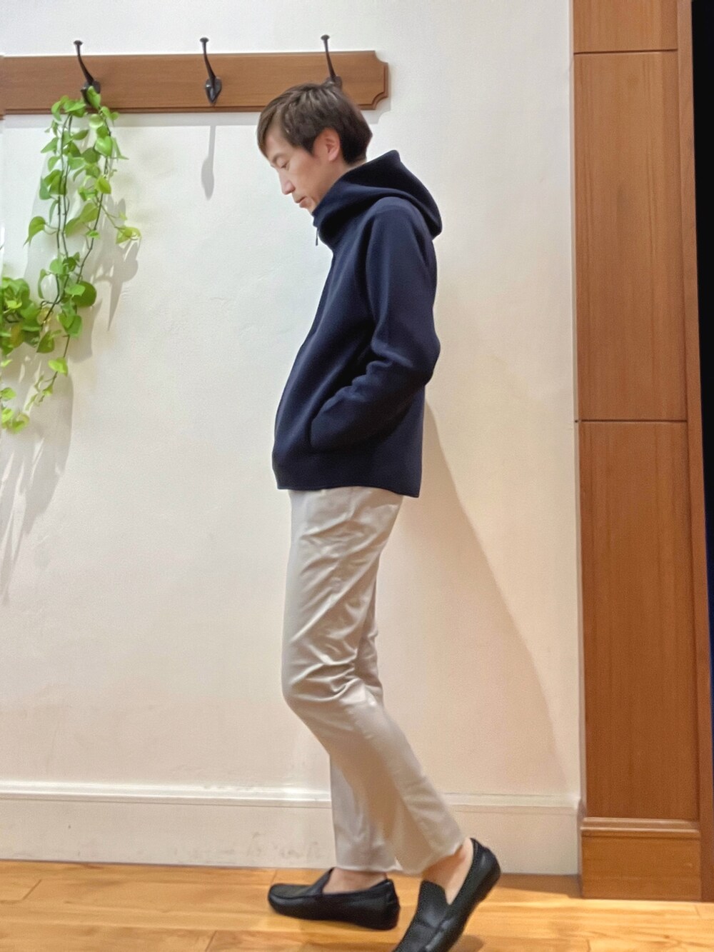 ベージュ系のシャツ/ブラウス、ブルー系のパーカー、グレー系のチノパンツを着用したメンズの秋コーディネートの4枚目の写真