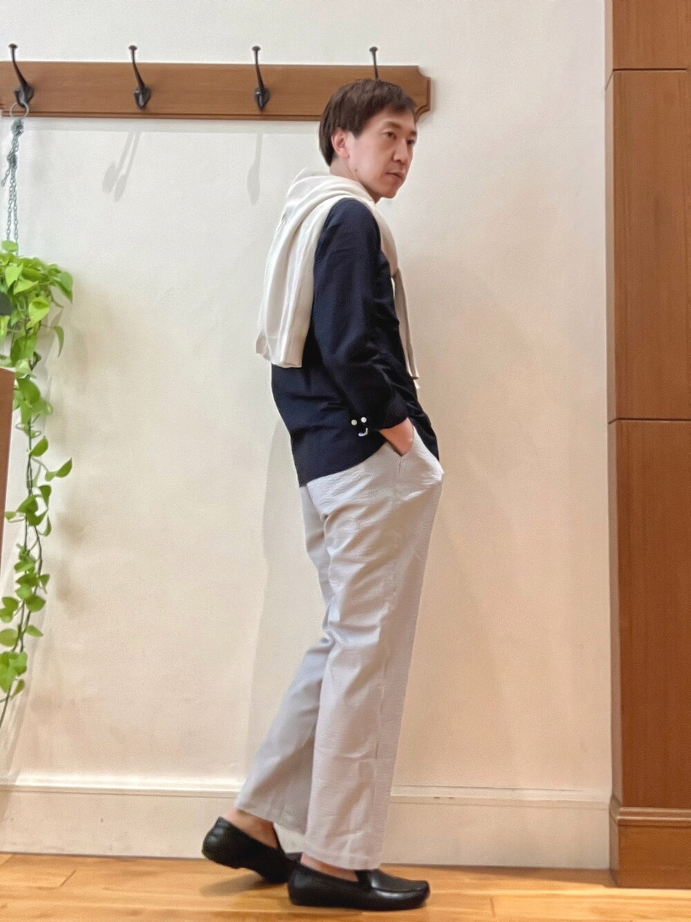 ベージュ系のカーディガン/ボレロ、ブルー系のシャツ/ブラウス、ホワイト系のその他パンツを着用したメンズの春コーディネートの5枚目の写真
