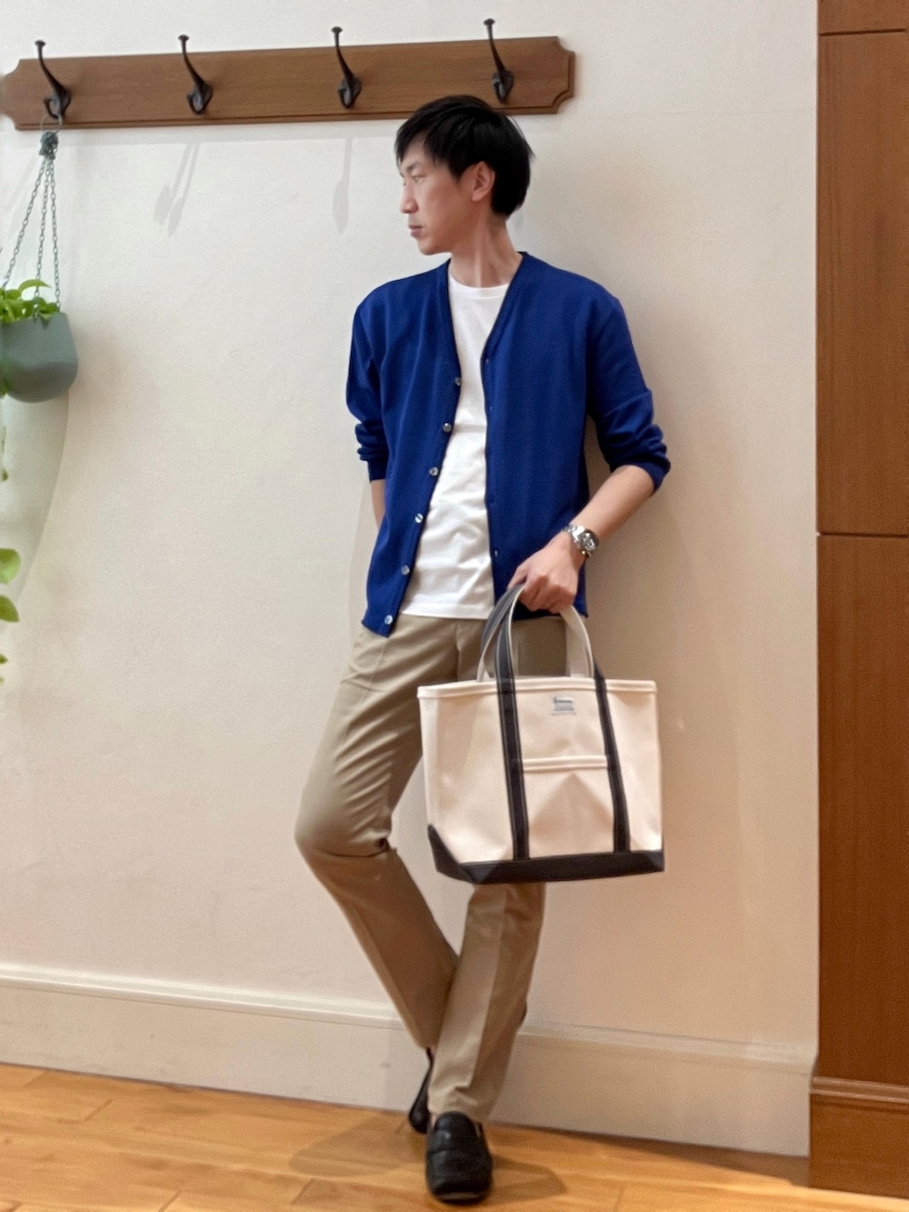 ブルー系のカーディガン/ボレロ、ホワイト系のトートバッグ、ベージュ系のその他パンツを着用したメンズの春コーディネートの2枚目の写真