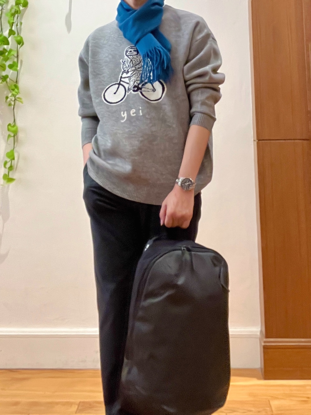 ブルー系のその他パンツ、グレー系のニット/セーター、グレー系のバックパック/リュックを着用したメンズの冬コーディネートの9枚目の写真