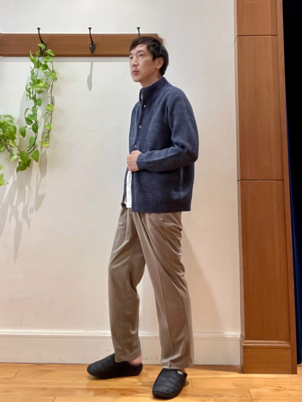 ブルー系のカーディガン/ボレロ、ホワイト系のシャツ/ブラウス、ベージュ系のその他パンツを着用したメンズの秋コーディネートの4枚目の写真