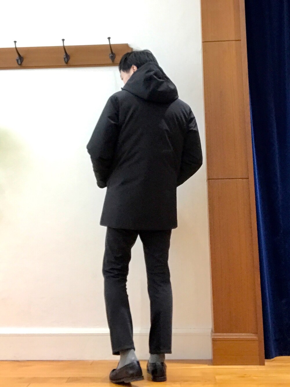 ブラック系のダウンジャケット/コート、ブルー系のニット/セーター、グレー系のその他パンツを着用したメンズの冬コーディネートの5枚目の写真