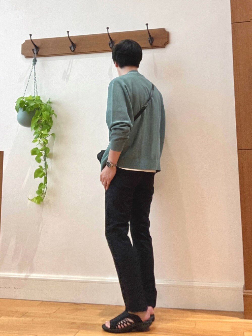 グリーン系のカーディガン/ボレロ、ブルー系のその他パンツ、ホワイト系のTシャツ/カットソーを着用したメンズの春コーディネートの4枚目の写真