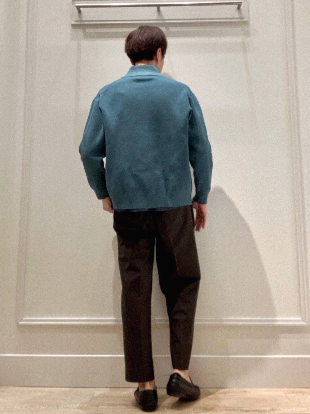 ブルー系のニット/セーター、ブルー系のシャツ/ブラウスを着用したメンズの冬コーディネートの5枚目の写真