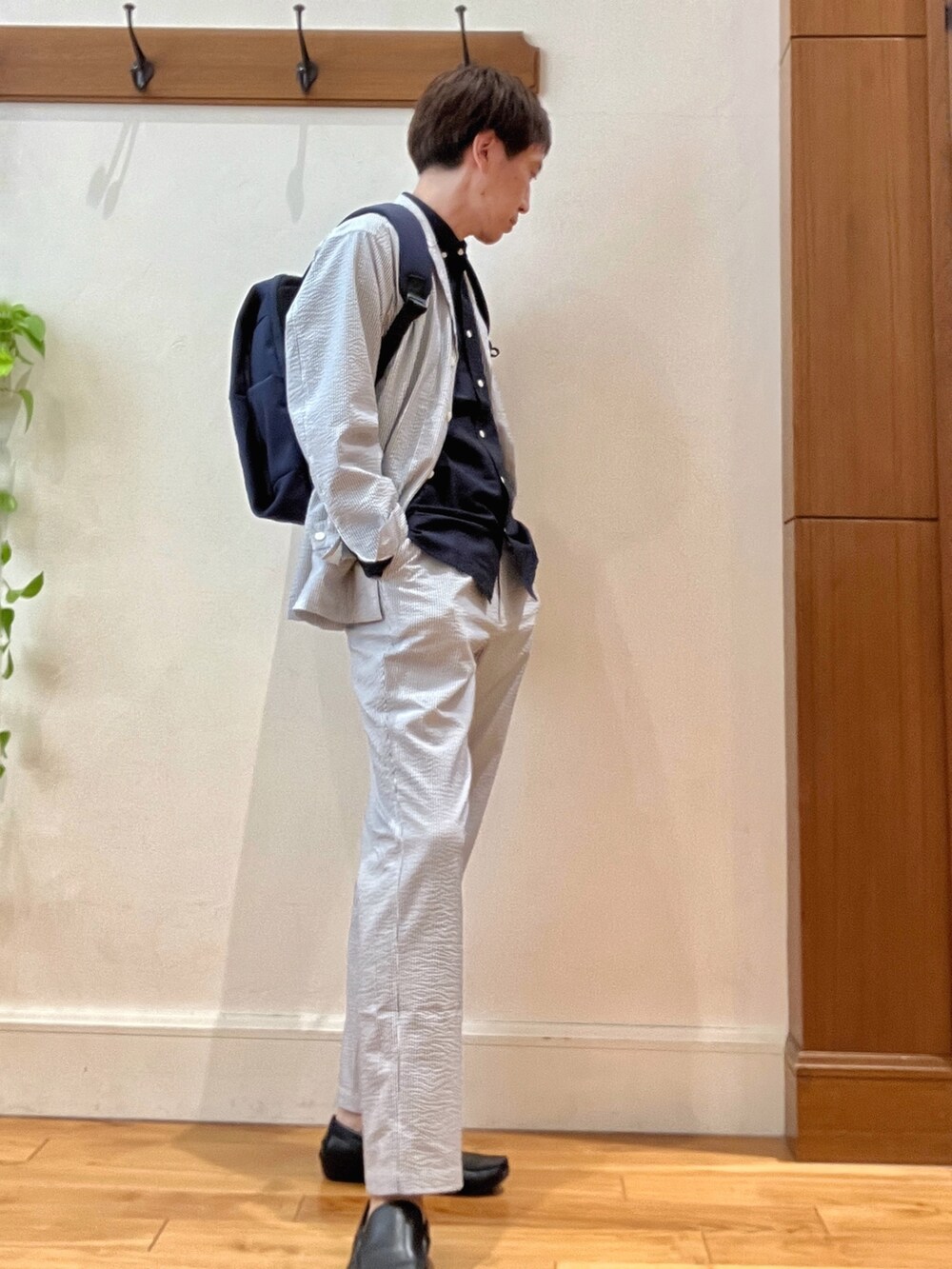 ホワイト系のシャツ/ブラウス、ブルー系のシャツ/ブラウス、ホワイト系のその他パンツを着用したメンズの春コーディネートの6枚目の写真