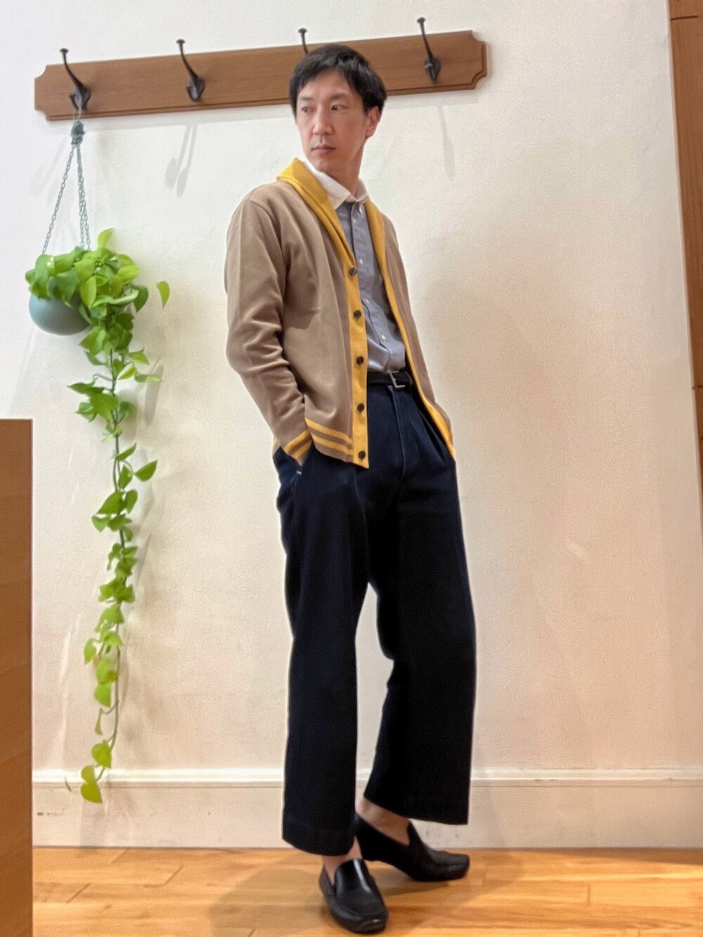 ブルー系のシャツ/ブラウス、ベージュ系のカーディガン/ボレロ、ブラック系のトートバッグを着用したメンズの秋コーディネートの6枚目の写真