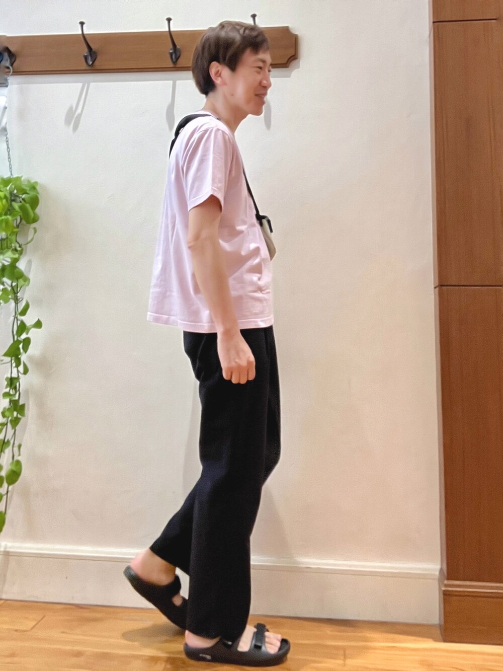 ブルー系のその他パンツ、ブラック系のサンダル、ベージュ系のショルダーバッグを着用したメンズの春コーディネートの6枚目の写真