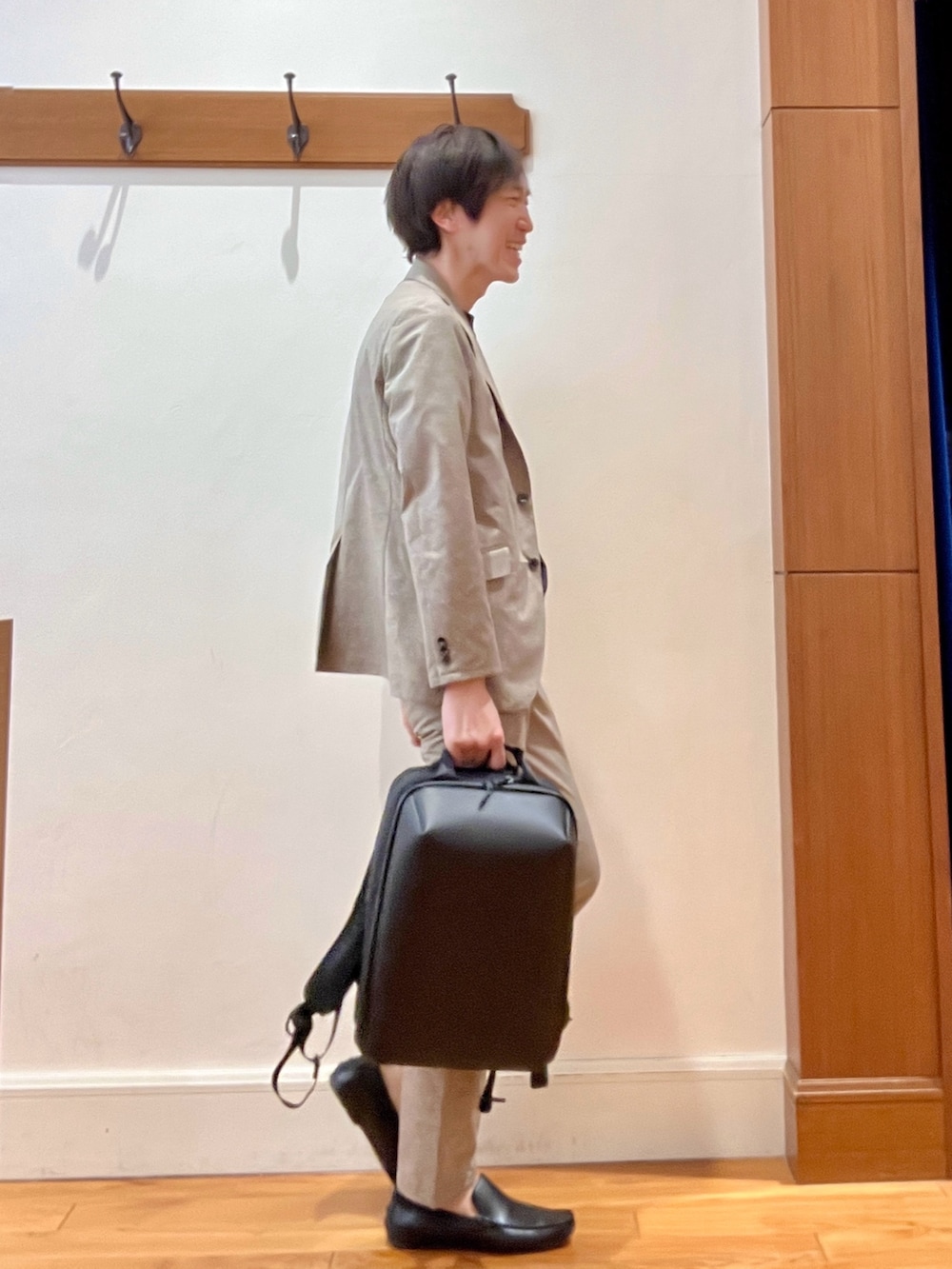 ベージュ系のその他パンツ、ブラック系のバックパック/リュック、ブルー系のTシャツ/カットソーを着用したメンズの春コーディネートの7枚目の写真