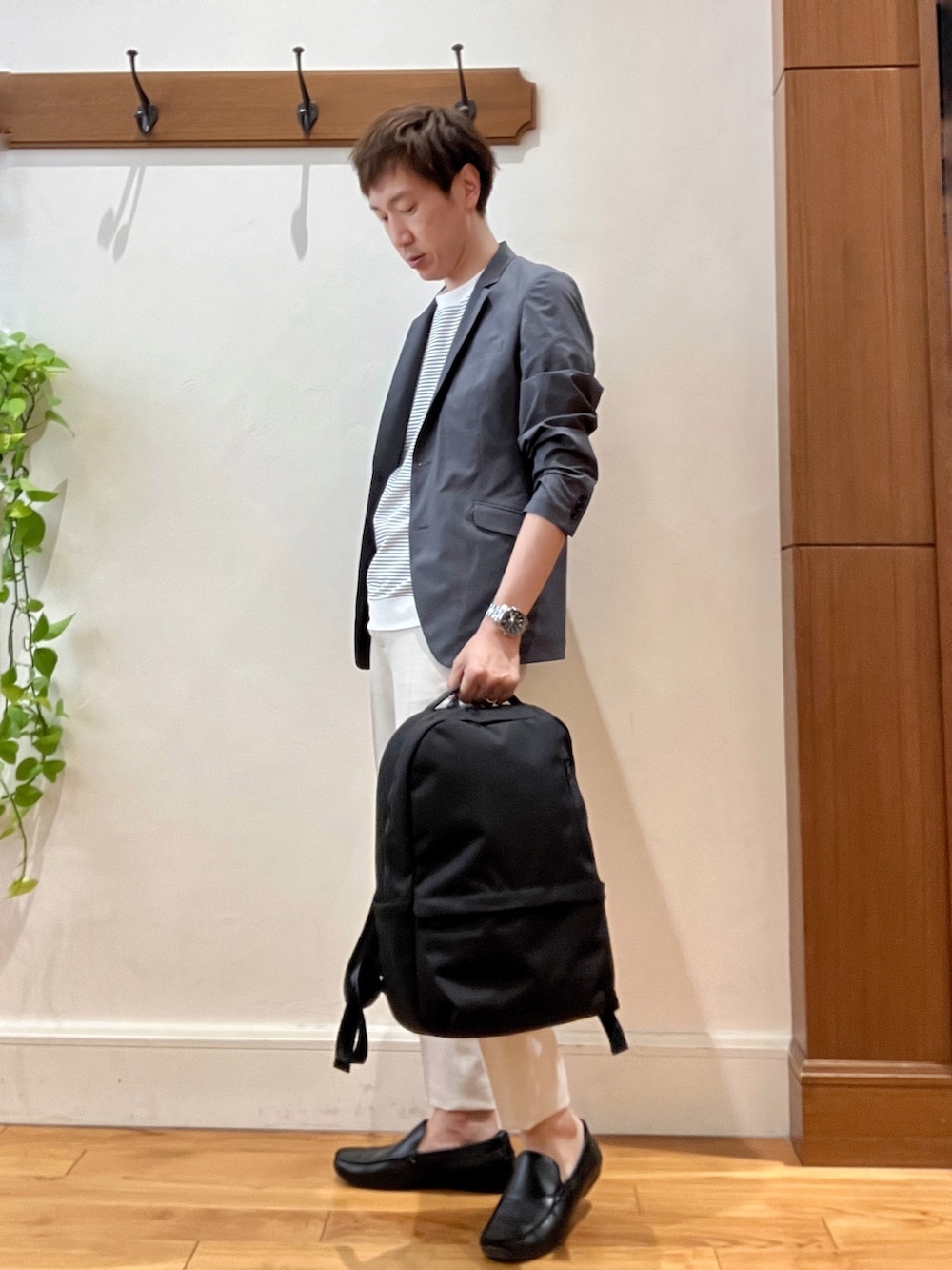 「きれいめカジュアル、大人カジュアル、オフィスカジュアル、夏コーデ、ビジネスカジュアル、ジャケット、バックパック、INCASE、ローファー、ジャケパン、ノーリーズ、NOLLEY'S、クールビズ、メンズコーデ」｜「NOLLEY’Sの《ビジカジ対応》シルケットスムース / 天竺 ジャケット用Tシャツ（Tシャツ/カットソー、ホワイト系）」を使った、Tatsuo.YMさん（メンズ・182cm）の夏コーディネートの2枚目の写真