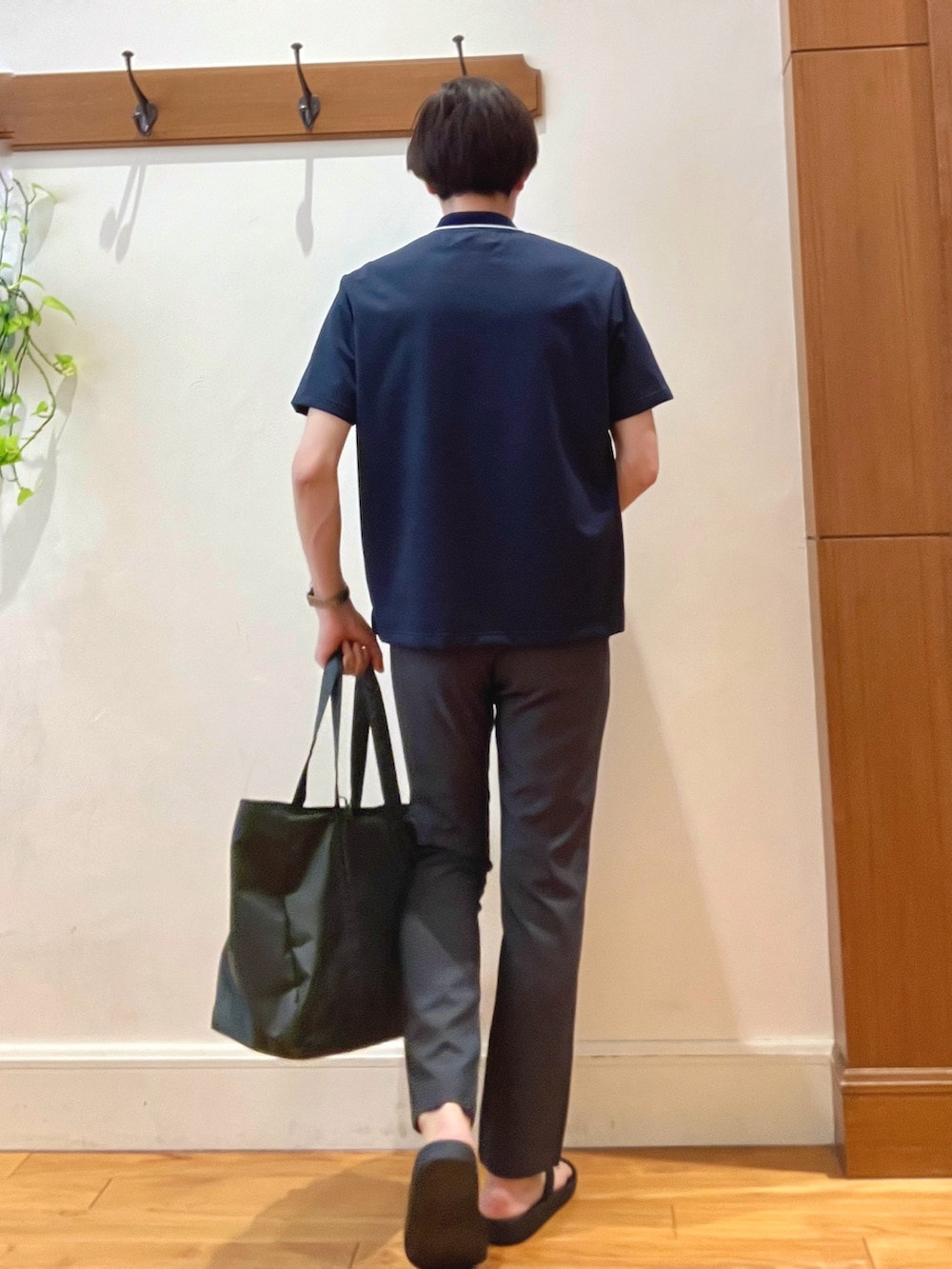グレー系のトートバッグ、グレー系のその他パンツ、ブラック系のサンダルを着用したメンズの夏コーディネートの6枚目の写真