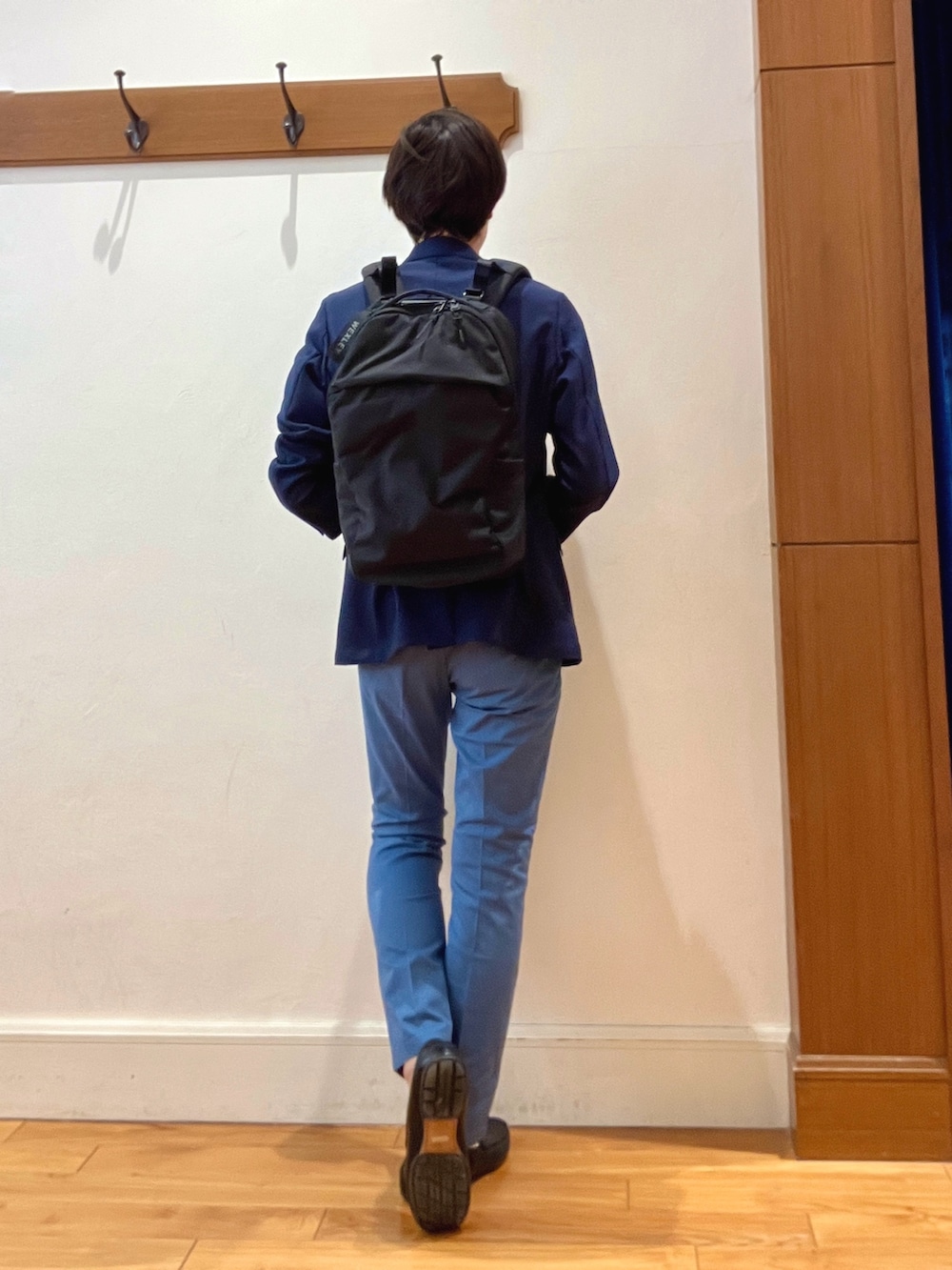 ブルー系のテーラードジャケット、ホワイト系のTシャツ/カットソー、ブルー系のその他パンツを着用したメンズの春コーディネートの5枚目の写真