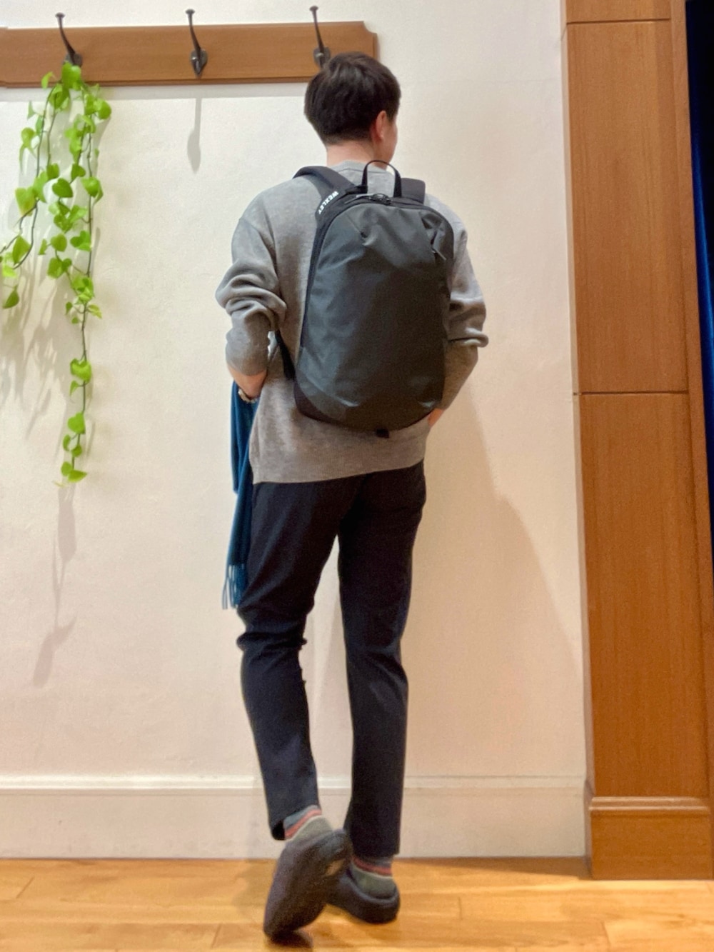 ブルー系のその他パンツ、グレー系のニット/セーター、グレー系のバックパック/リュックを着用したメンズの冬コーディネートの4枚目の写真