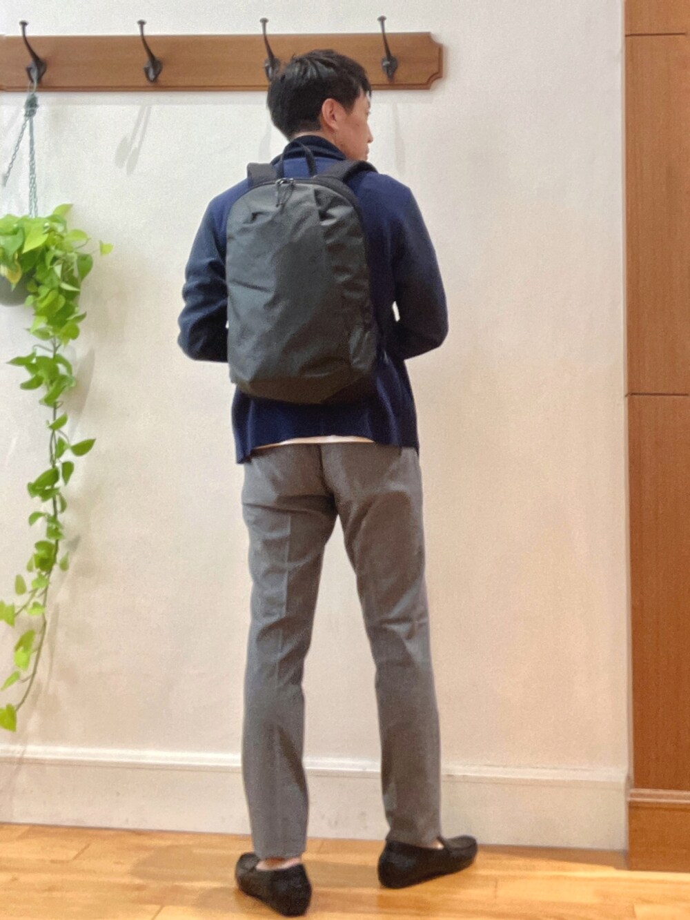 ブルー系のカーディガン/ボレロ、ホワイト系のTシャツ/カットソー、ブラック系のバックパック/リュックを着用したメンズの秋コーディネートの6枚目の写真