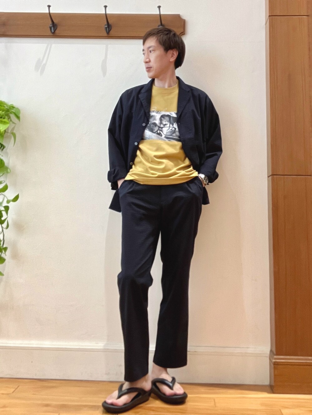 ブルー系のシャツ/ブラウス、ブルー系のその他パンツ、イエロー系のTシャツ/カットソーを着用したメンズの春コーディネートの2枚目の写真