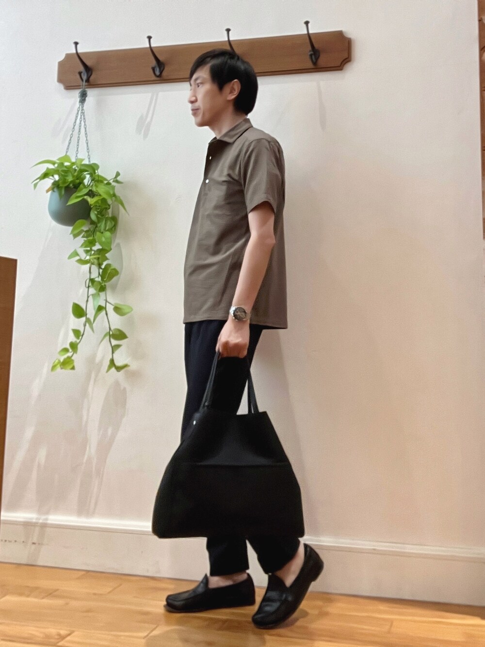 ブラウン系のポロシャツ、ブルー系のTシャツ/カットソー、ブルー系のその他パンツを着用したメンズの春コーディネートの3枚目の写真