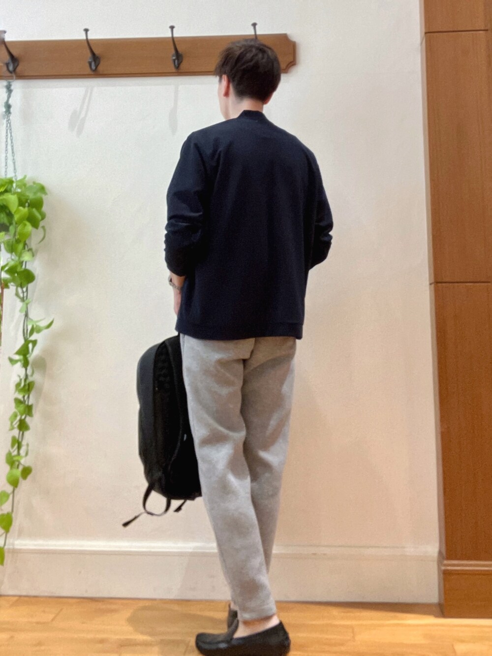 ホワイト系のTシャツ/カットソー、グレー系のその他パンツ、ブラック系のバックパック/リュックを着用したメンズの春コーディネートの5枚目の写真