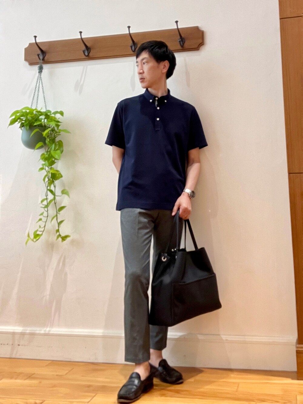 グレー系のその他パンツ、ブルー系のポロシャツ、ブラック系のトートバッグを着用したメンズの春コーディネートの6枚目の写真