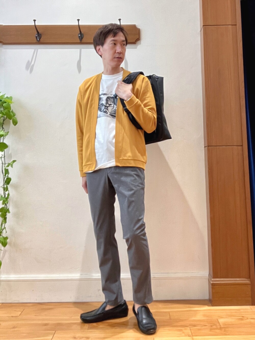 イエロー系のカーディガン/ボレロ、ホワイト系のTシャツ/カットソー、グレー系のその他パンツを着用したメンズの夏コーディネートの2枚目の写真