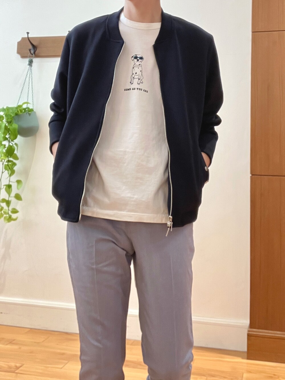 ブルー系のブルゾン、ブルー系のその他パンツ、ホワイト系のTシャツ/カットソーを着用したメンズの春コーディネートの7枚目の写真