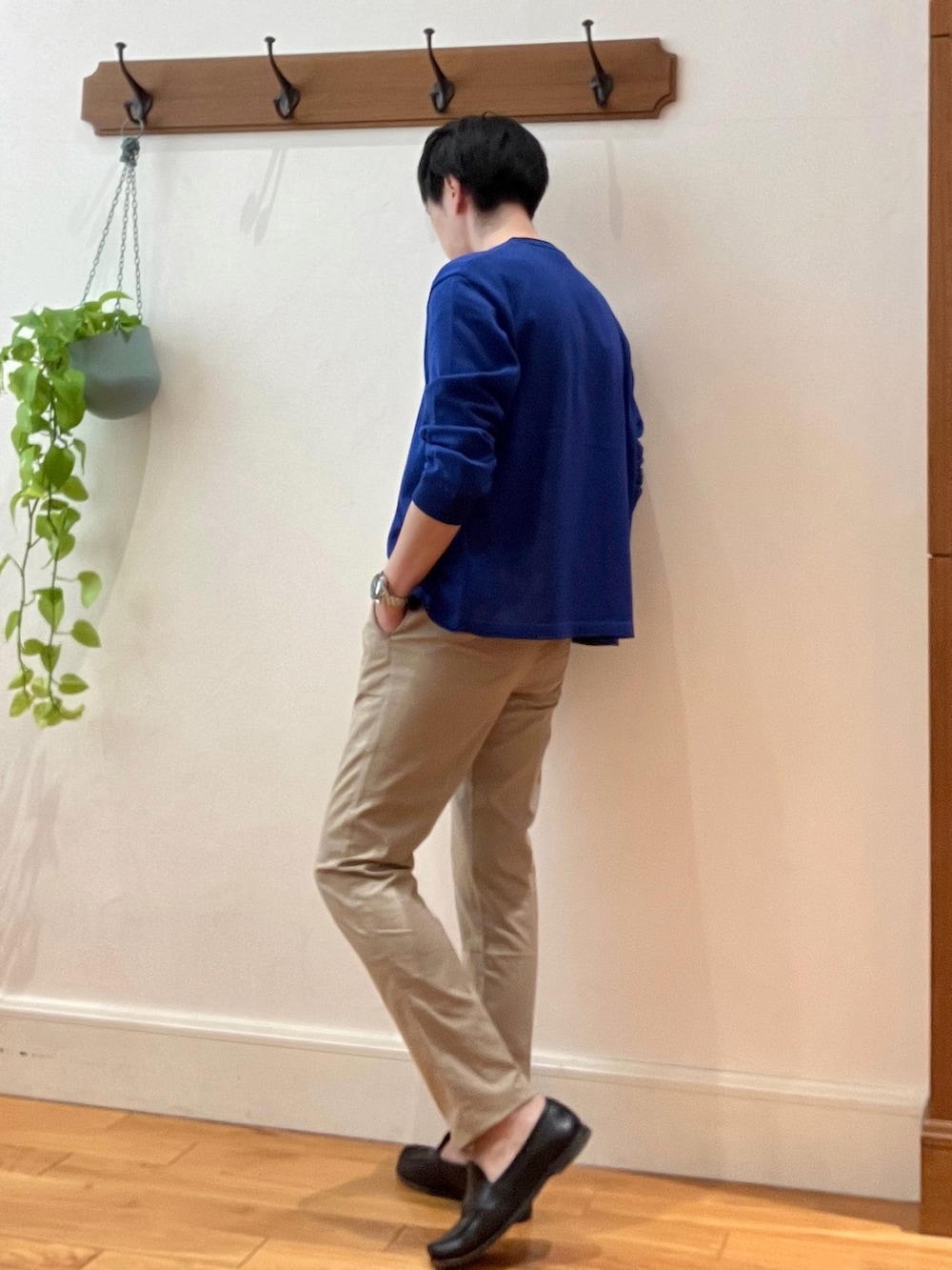 ブルー系のカーディガン/ボレロ、ホワイト系のトートバッグ、ベージュ系のその他パンツを着用したメンズの春コーディネートの5枚目の写真