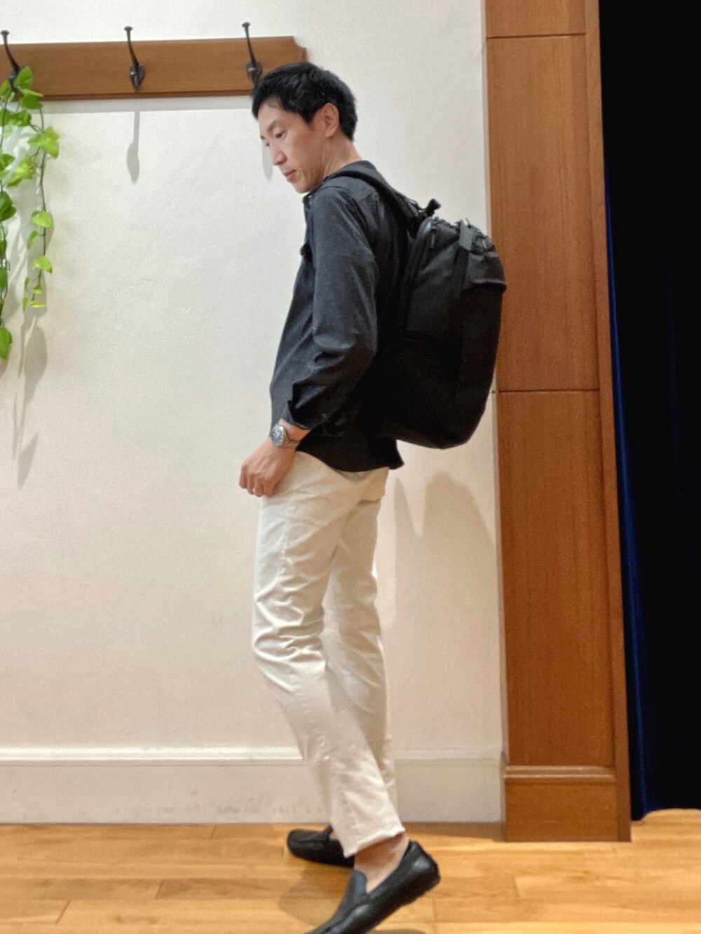 ブルー系のシャツ/ブラウス、ホワイト系のTシャツ/カットソー、ホワイト系のチノパンツを着用したメンズの秋コーディネートの4枚目の写真