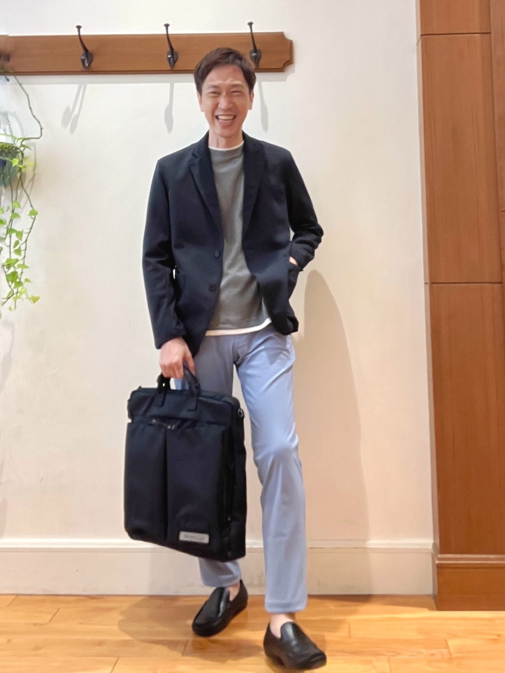 ブルー系のテーラードジャケット、グレー系のTシャツ/カットソー、ブルー系のその他パンツを着用したメンズの秋コーディネートの7枚目の写真