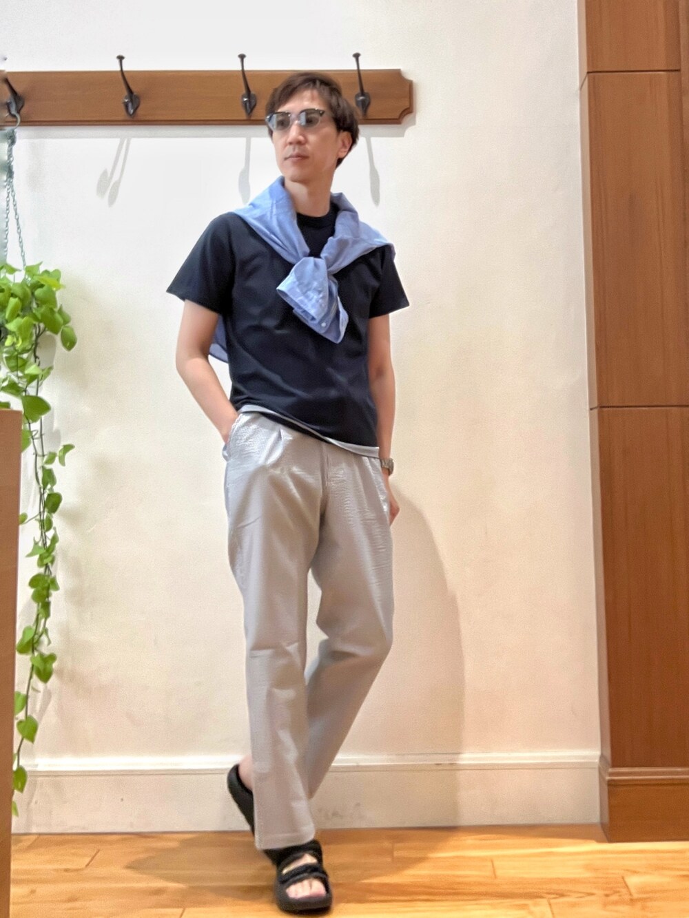 ブルー系のシャツ/ブラウス、ブラック系のサンダル、ホワイト系のその他パンツを着用したメンズの夏コーディネートの6枚目の写真