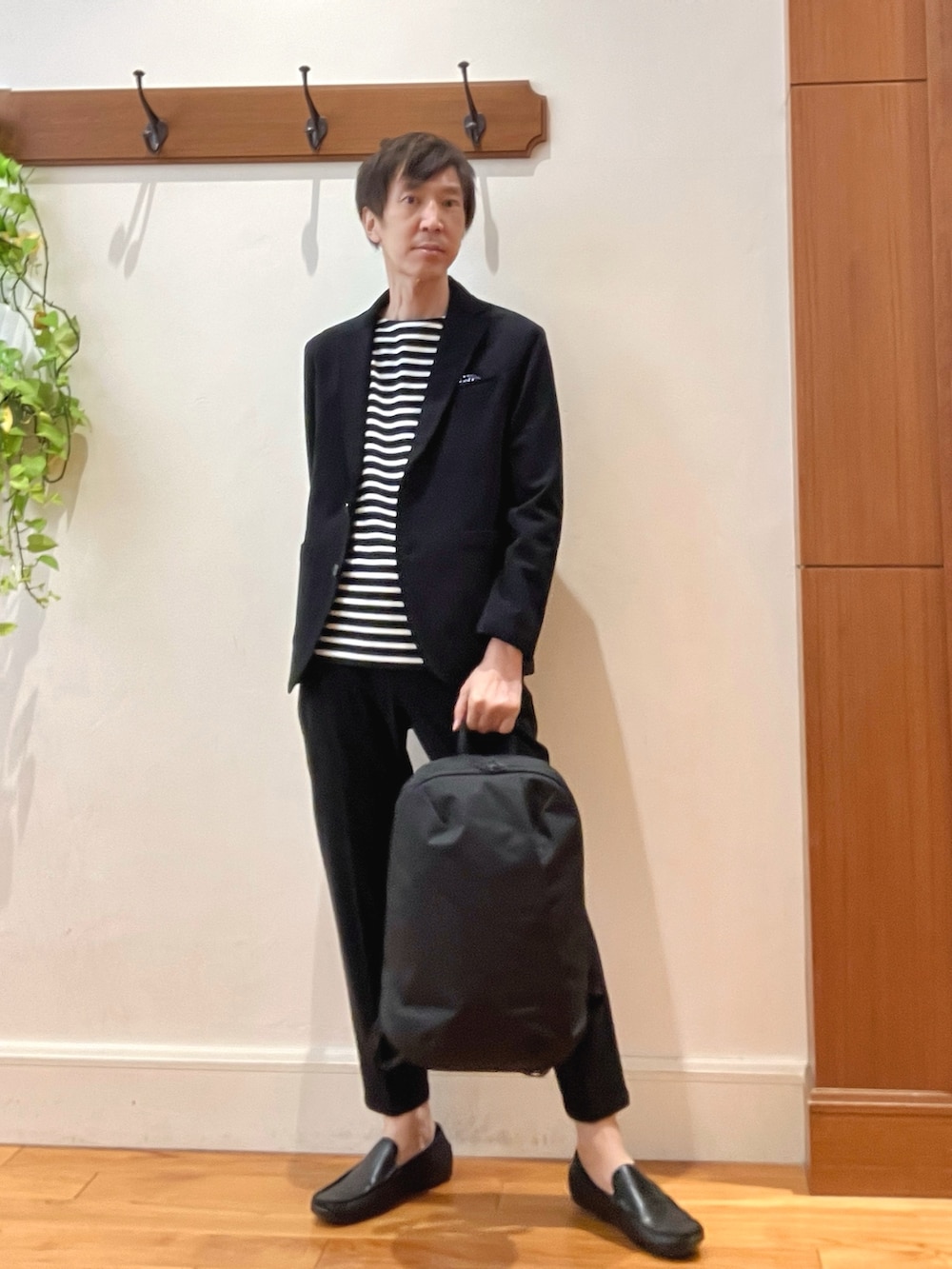 ブラック系のテーラードジャケット、ブラック系のその他パンツ、ブラック系のTシャツ/カットソーを着用したメンズの秋コーディネートの2枚目の写真