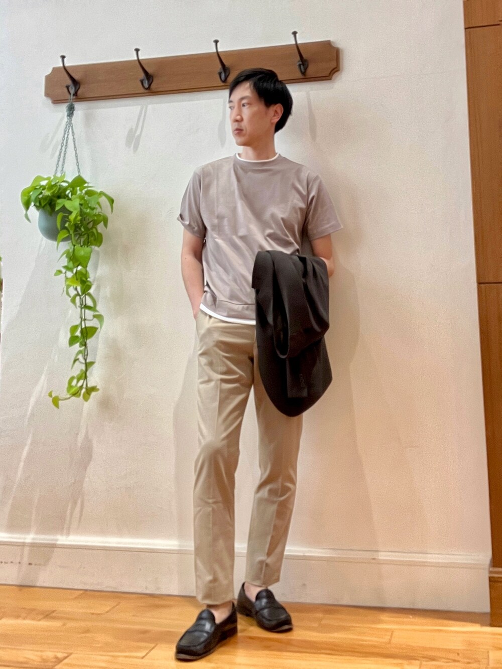 ブラウン系のテーラードジャケット、ベージュ系のTシャツ/カットソー、ブラック系のバックパック/リュックを着用したメンズの春コーディネートの9枚目の写真