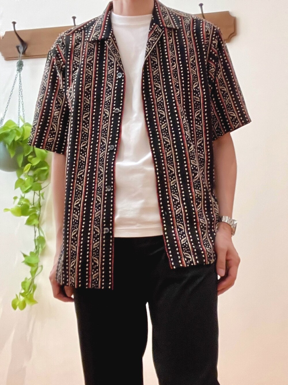 ブラック系のシャツ/ブラウス、ホワイト系のTシャツ/カットソー、ブラック系のその他パンツを着用したメンズの夏コーディネートの7枚目の写真